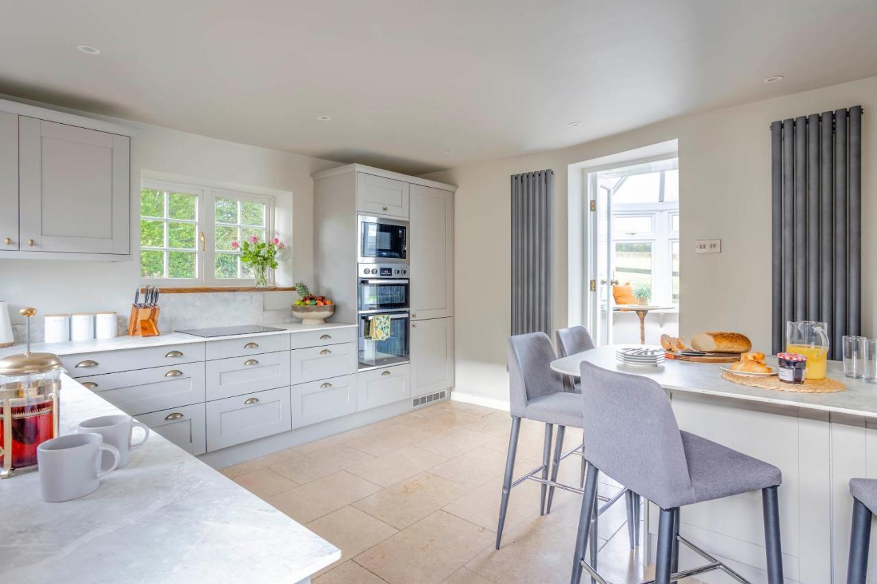 Wisteria View With Hottub & Cabin Sleeps 20 Chippenham  Eksteriør billede