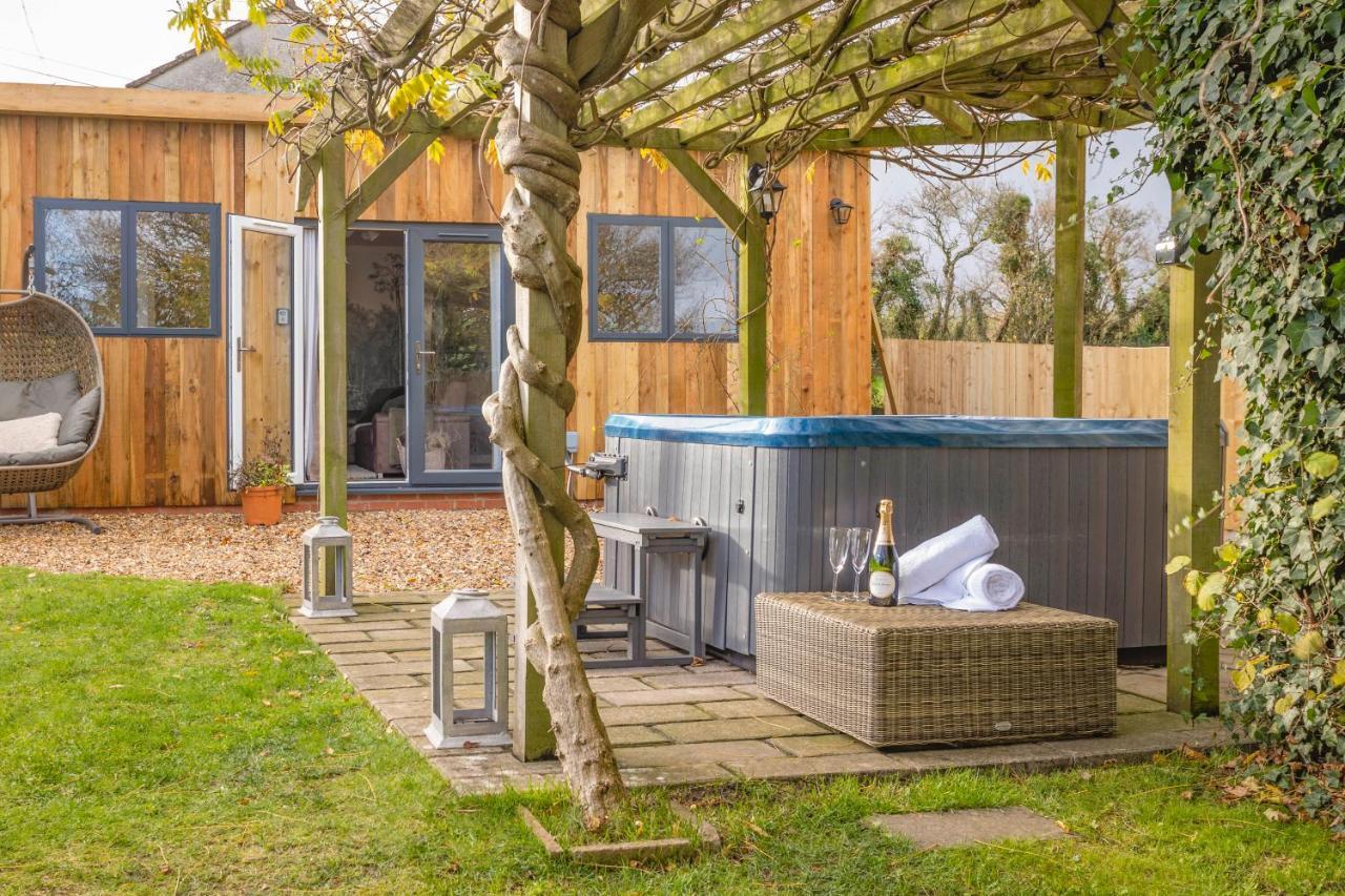 Wisteria View With Hottub & Cabin Sleeps 20 Chippenham  Eksteriør billede