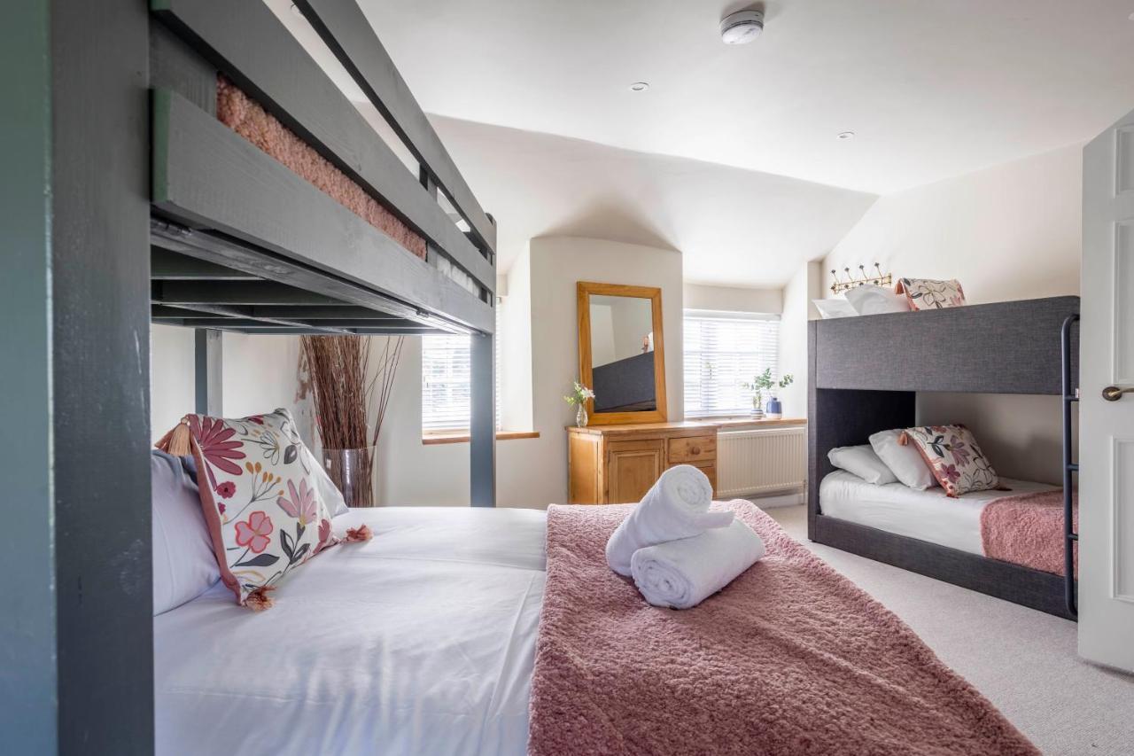 Wisteria View With Hottub & Cabin Sleeps 20 Chippenham  Eksteriør billede