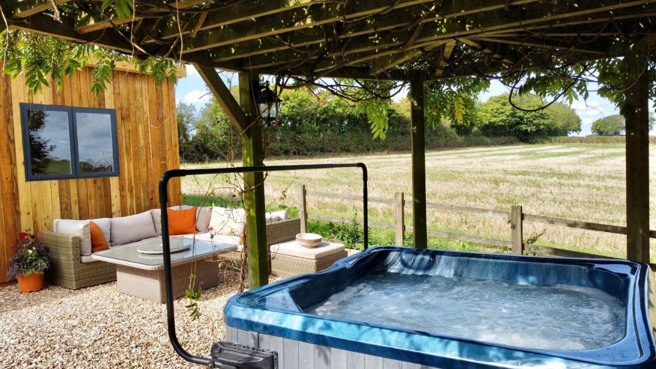 Wisteria View With Hottub & Cabin Sleeps 20 Chippenham  Eksteriør billede