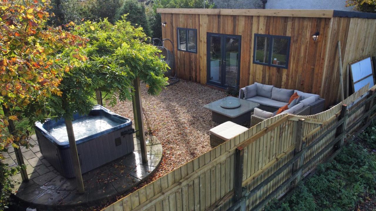 Wisteria View With Hottub & Cabin Sleeps 20 Chippenham  Eksteriør billede