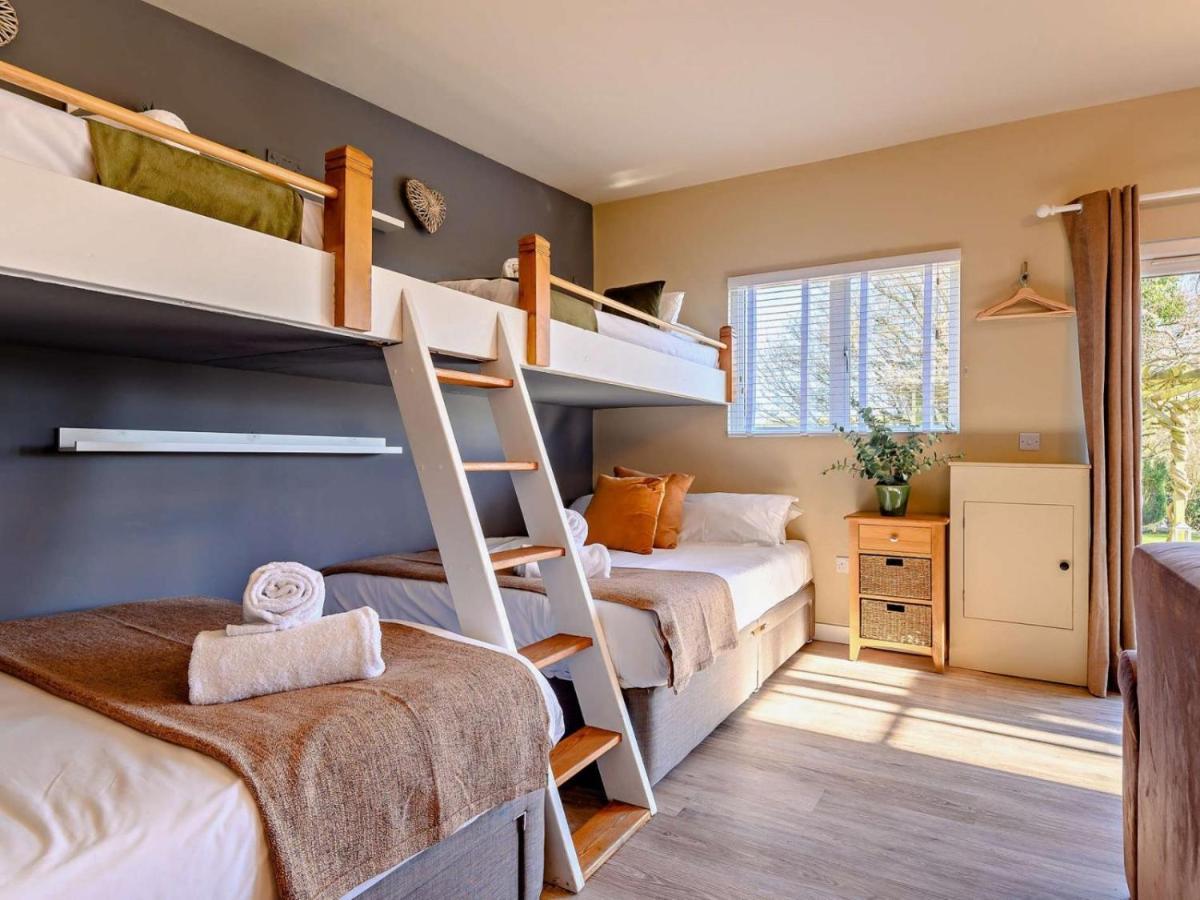 Wisteria View With Hottub & Cabin Sleeps 20 Chippenham  Eksteriør billede
