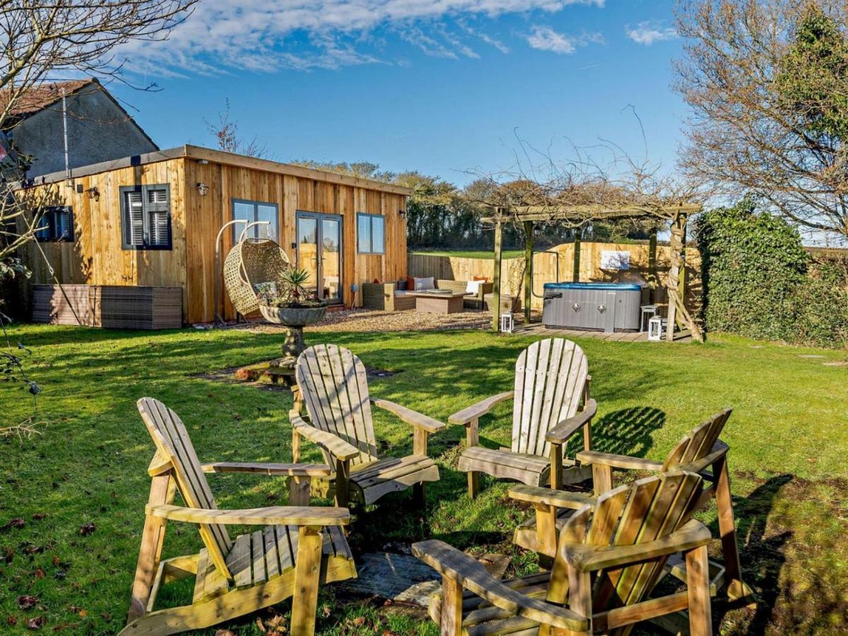 Wisteria View With Hottub & Cabin Sleeps 20 Chippenham  Eksteriør billede