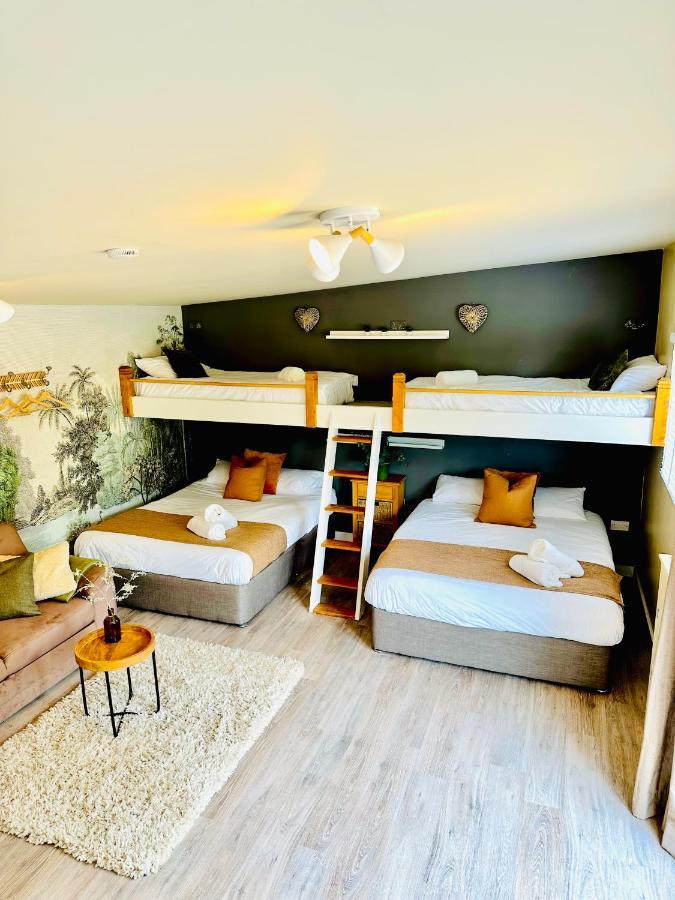 Wisteria View With Hottub & Cabin Sleeps 20 Chippenham  Eksteriør billede