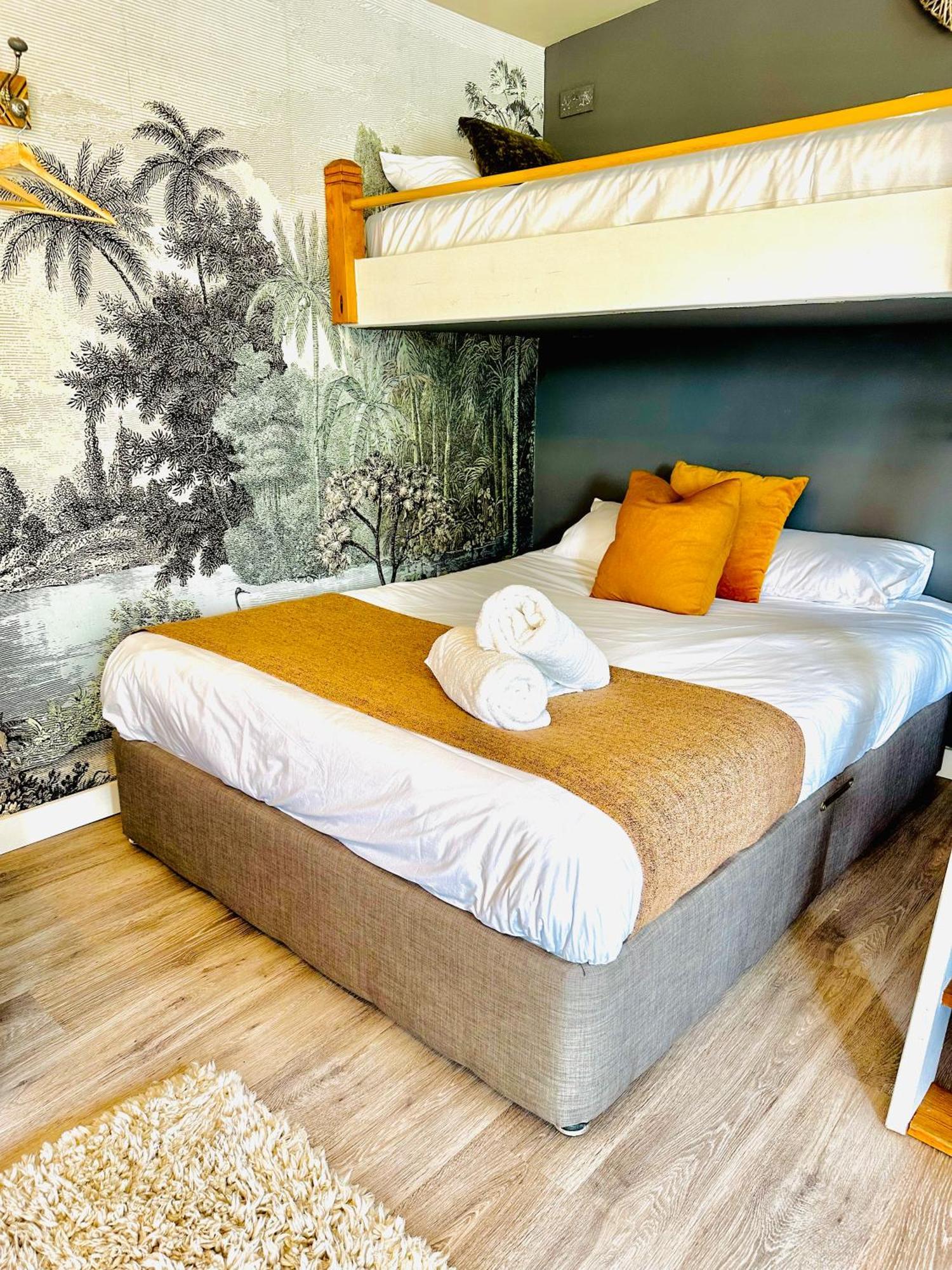 Wisteria View With Hottub & Cabin Sleeps 20 Chippenham  Eksteriør billede